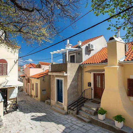 Apartment Little House In